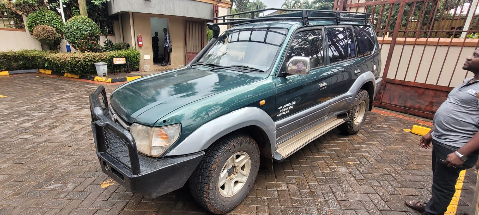 How to book a self drive car rental Uganda